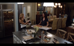 Maura and Jane end the case with French wine and pizza. 